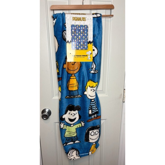 The Unbranded Brand Other - PEANUTS Charlie Brown And Snoopy Silk Touch Throw Blanket 50x70 BRAND NEW
